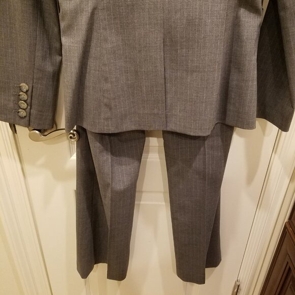 Banana Republic ladies pant suit in size 0 with a blazer in size 2. - Picture 4 of 7